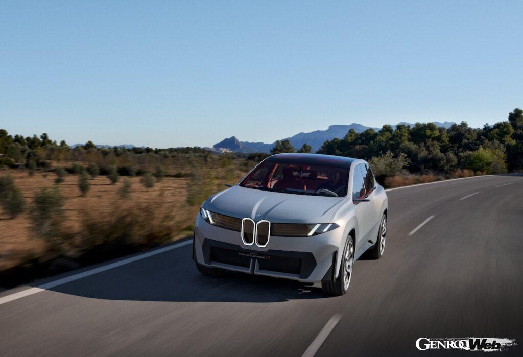 次世代SAVを予告する「BMW ビジョン ノイエ クラッセ X」の走行シーン。