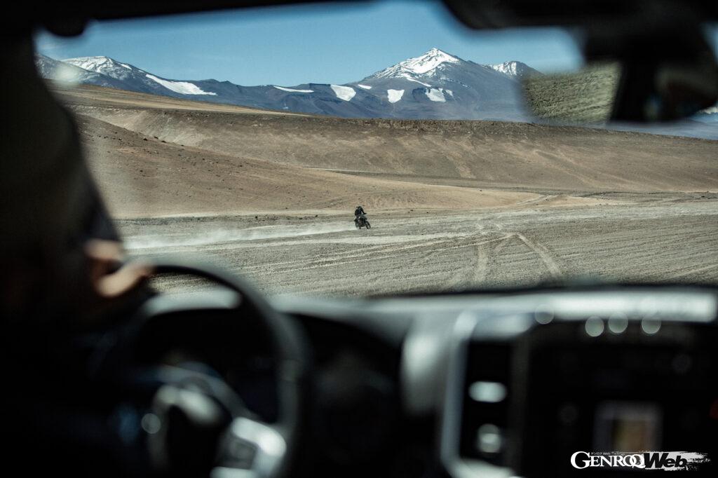 「「ダッジ ラム 1500 ビッグホーン」がチリ最高峰へのエンデューロバイクの挑戦をサポート【動画】」の11枚目の画像