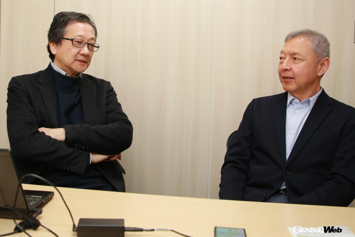 中央大学名誉教授の田中洋氏（左）と対談する著者の山崎明氏。かつての同僚でもある。　