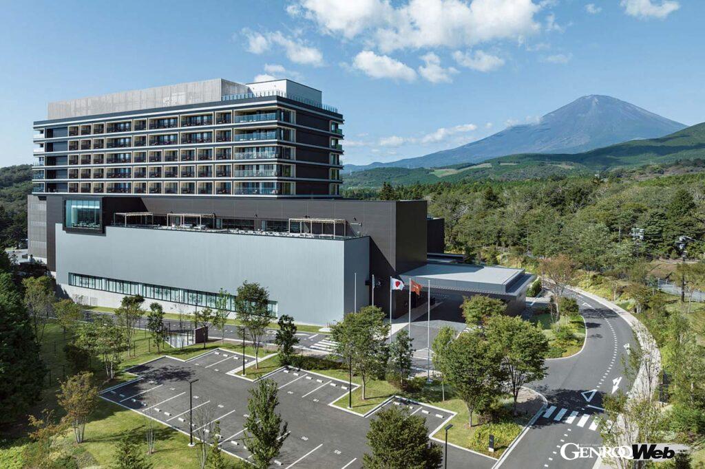 それぞれのホテルが唯一無二の宿泊体験を提供するハイアットのブランド「アンバウンド コレクション by Hyatt」による富士スピードウェイホテル。お部屋からサーキットや富士山を眺めることができるほか、各所に散りばめられたクルマに由来するアートの数々も必見。ディナーはイタリアンのフルコースを予定。