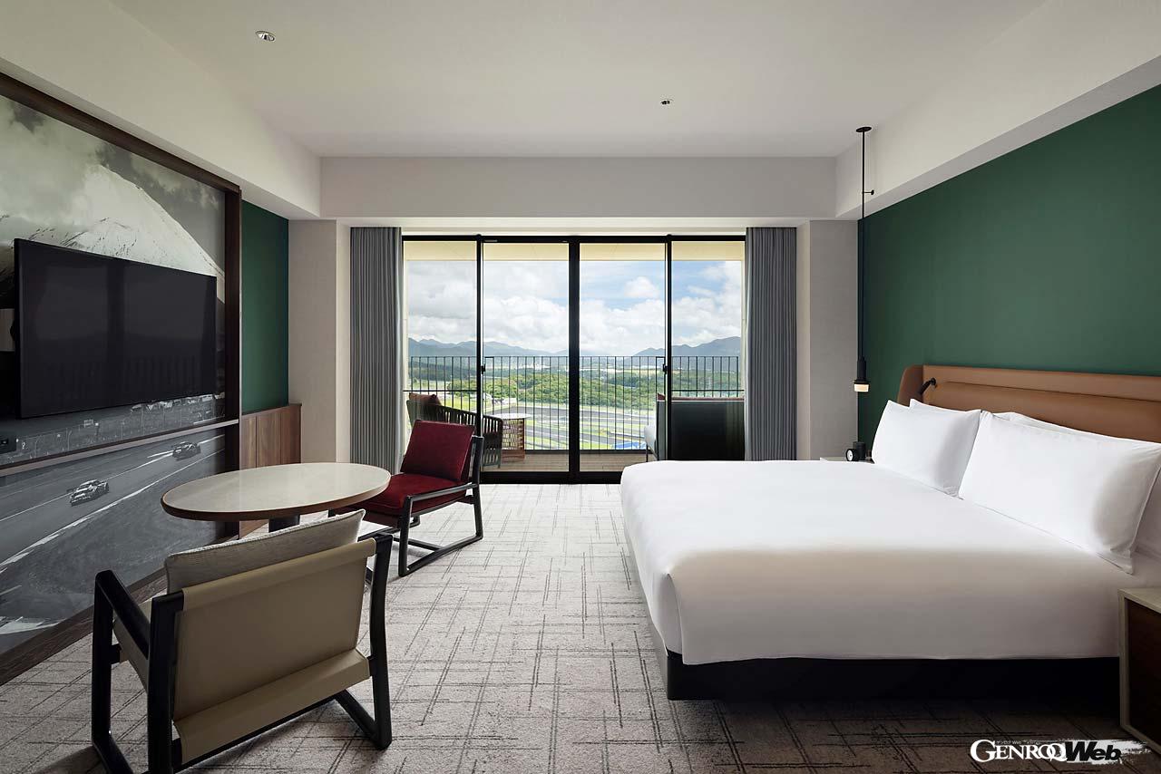 それぞれのホテルが唯一無二の宿泊体験を提供するハイアットのブランド「アンバウンド コレクション by Hyatt」による富士スピードウェイホテル。お部屋からサーキットや富士山を眺めることができるほか、各所に散りばめられたクルマに由来するアートの数々も必見。ディナーはイタリアンのフルコースを予定。