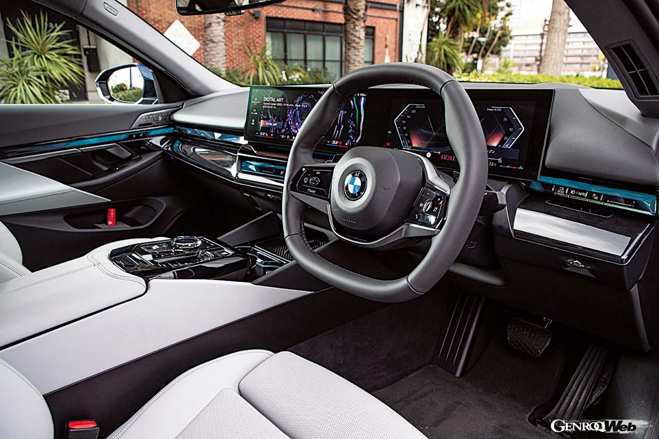 BMW最新の視認性に優れるカーブドディスプレイを採用したインフォテインメントシステムを搭載。長距離の走行でも疲れにくく快適性の高いシートが素晴らしい。