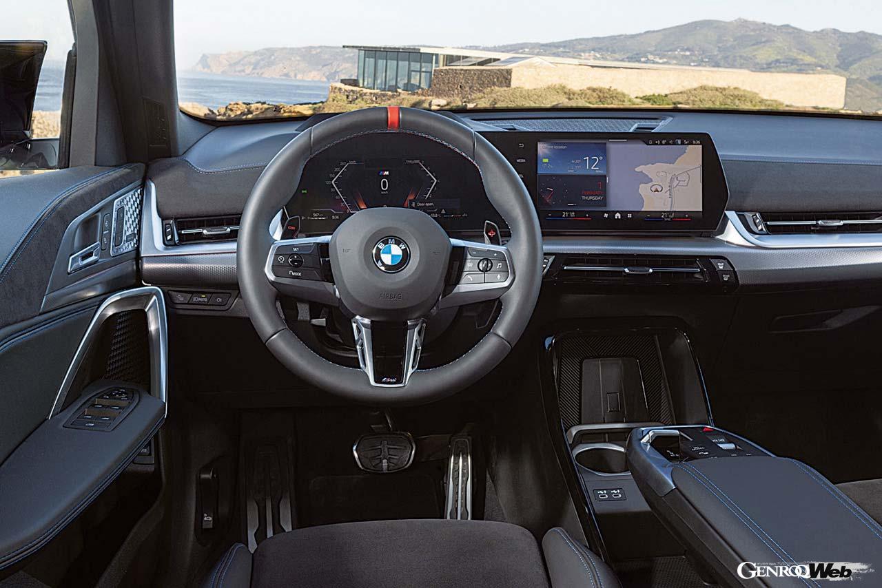BMW最新の視認性の良いBMWカーブドディスプレイを採用。音声コントロールによる操作性も出色のできだ。