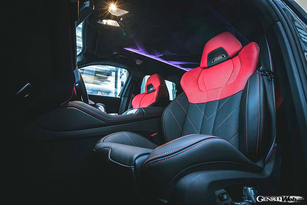 ベースとなるブラックの差し色に鮮やかなフィオナレッドを採用したモダンで瀟洒なシートは乗る者の品性を問う。