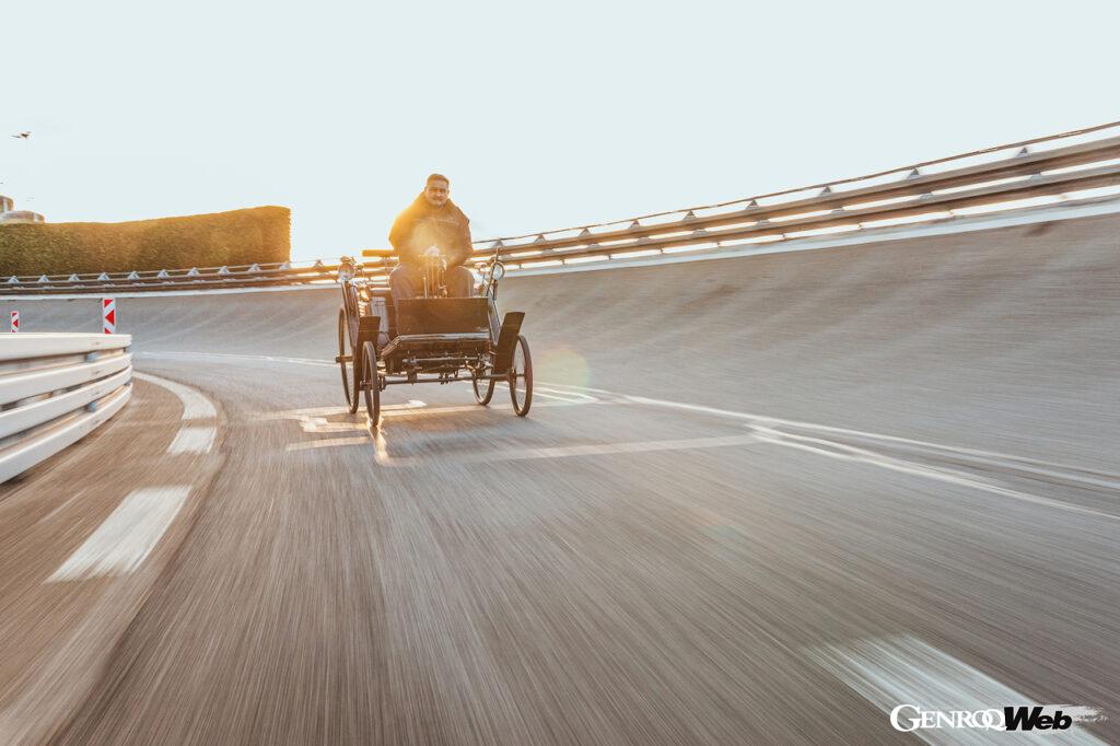 「メルセデス・ベンツの量産世界初4輪自動車「ベンツ モーター ヴェロシペード」が走行可能状態で披露」の1枚目の画像