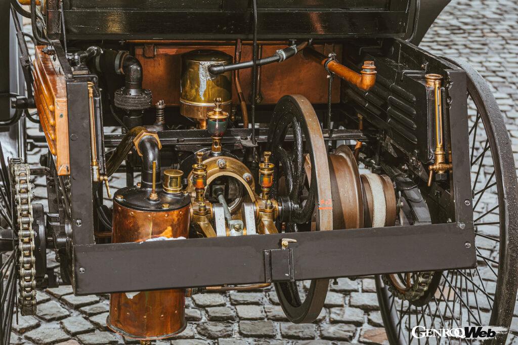 「メルセデス・ベンツの量産世界初4輪自動車「ベンツ モーター ヴェロシペード」が走行可能状態で披露」の5枚目の画像