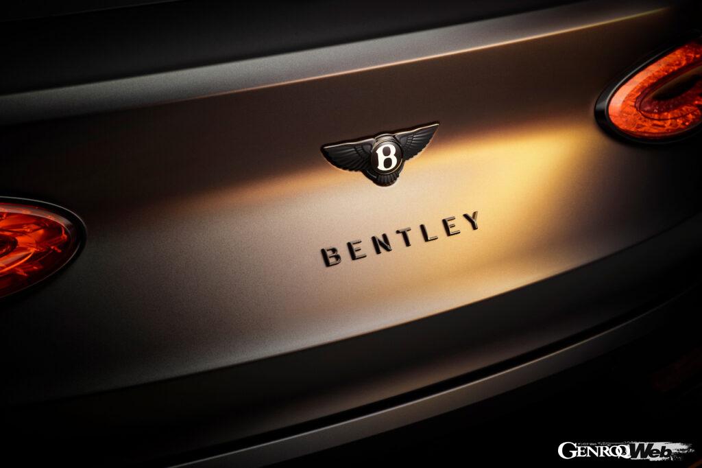 「ベンテイガ S ブラックエディション」は、ベントレー史上初めて、ベントレーウイング（写真）と「Bentley」のレタリングを含めたブライトウェア全てがグロスブラックで統一された。