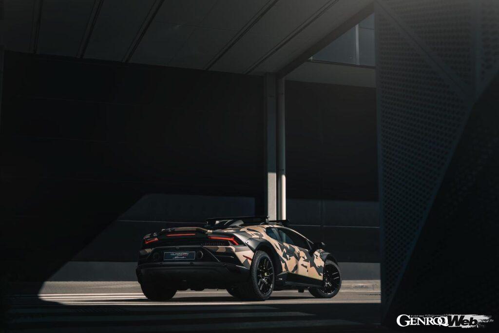 「ランボルギーニがミラノデザインウィークで迷彩色の限定仕様「ウラカン ステラート オールテレイン」を発表」の1枚目の画像