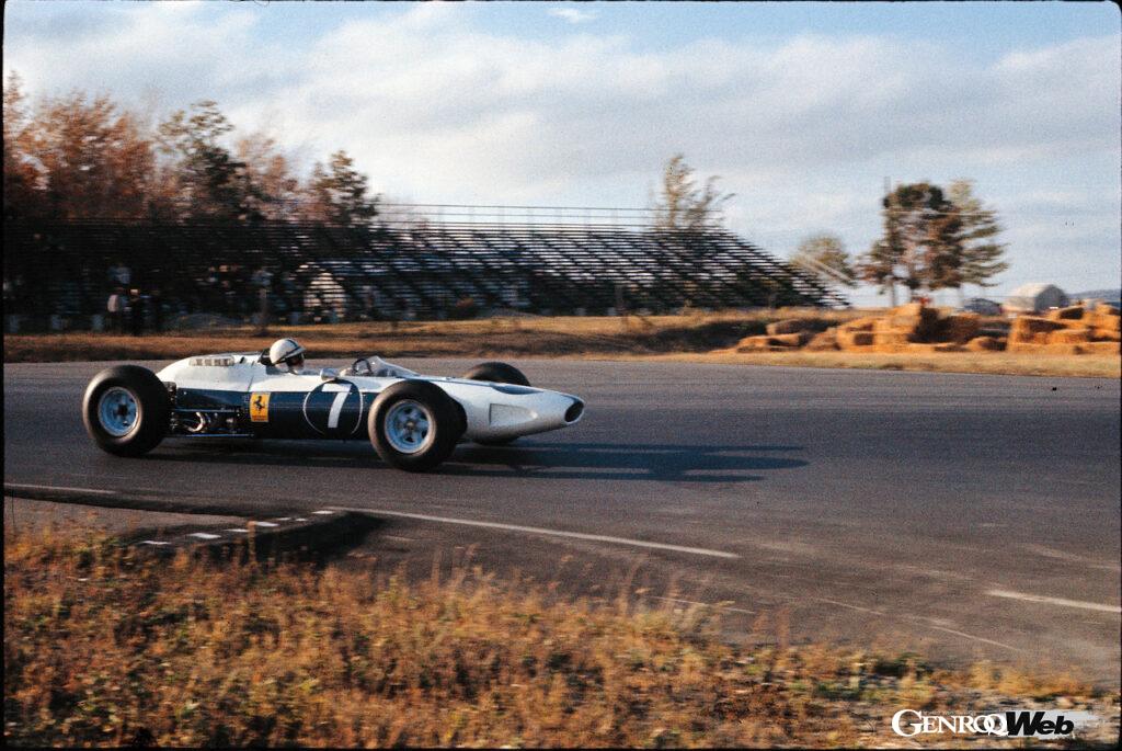今回、SF24に採用される「アズーロ・ラ・プラタ」と「アズーロ・ディーノ」は、フェラーリと米国のレースシーンとのつながりを示す歴史的な意味合いも持つ。写真は1964年のアメリカGPを走行する、フェラーリ 158 F1。