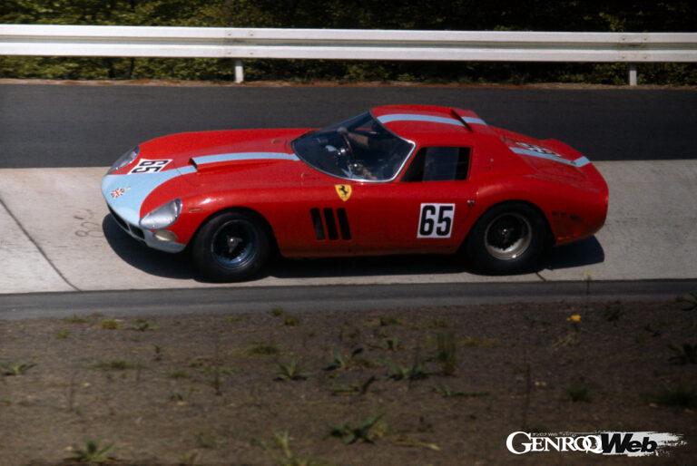 5月5日に決勝レースが開催されるF1第6戦「マイアミGP」に、歴史的なブルーを採用した「SF-24」のスペシャルカラーリングで参戦。写真は、1965年のニュルブルクリンク1000を走行する、ブルーとレッドのカラーリングを纏ったフェラーリ 250 GTO。