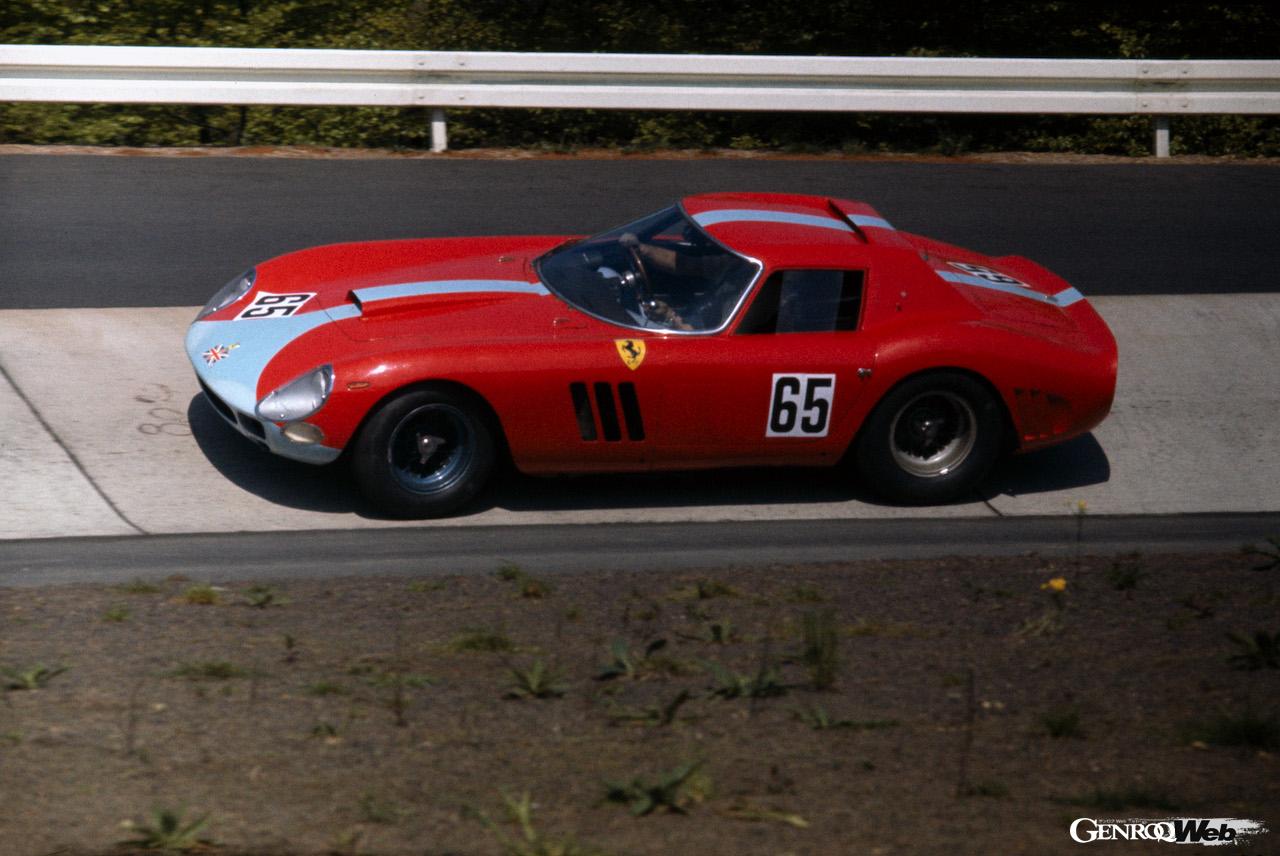 5月5日に決勝レースが開催されるF1第6戦「マイアミGP」に、歴史的なブルーを採用した「SF-24」のスペシャルカラーリングで参戦。写真は、1965年のニュルブルクリンク1000を走行する、ブルーとレッドのカラーリングを纏ったフェラーリ 250 GTO。