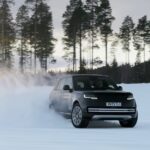 マイナス40℃に達したスウェーデンの北極圏で走行を繰り返す、レンジローバー エレクトリック プロトタイプ1号車。