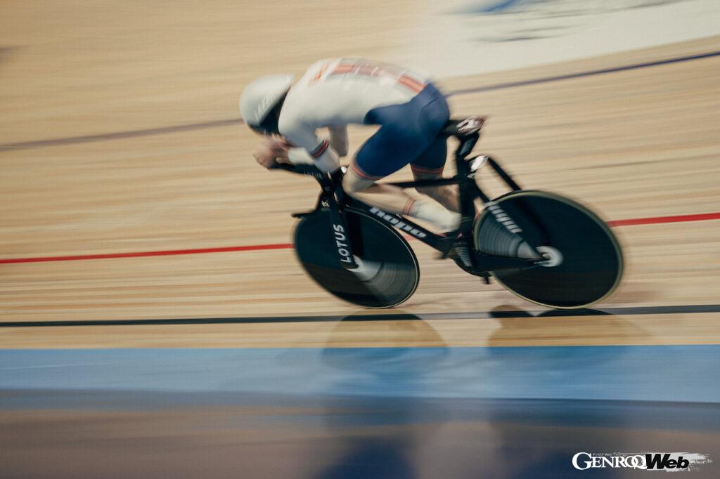 パリ・オリンピックに向けて、「オリンピック トラックバイク」でトレーニングを続ける英国自転車競技代表。