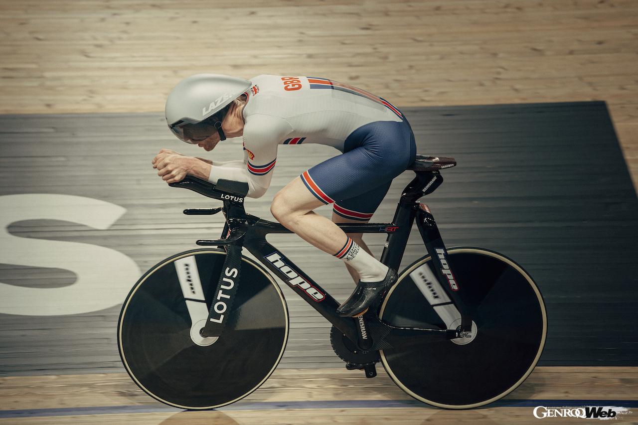 パリ・オリンピックに向けて、「オリンピック トラックバイク」でトレーニングを続ける英国自転車競技代表。