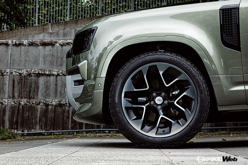 「英国車の気品を引き立てるカーンデザインのホイールを装着した「ランドローバー ディフェンダー90」」の2枚目の画像