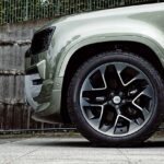 「英国車の気品を引き立てるカーンデザインのホイールを装着した「ランドローバー ディフェンダー90」」の2枚目の画像ギャラリーへのリンク