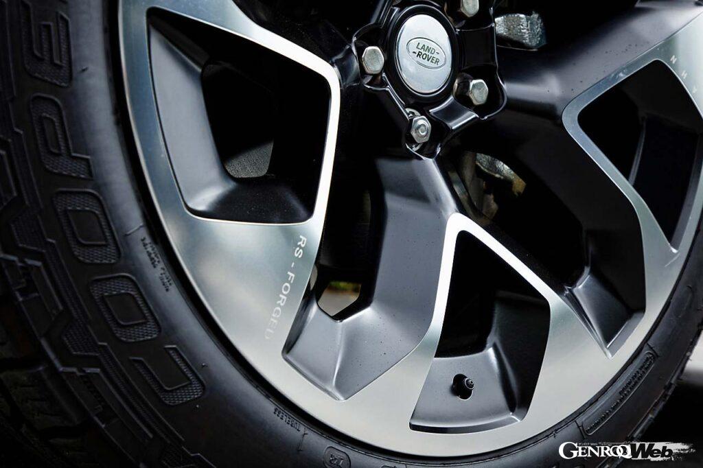 「英国車の気品を引き立てるカーンデザインのホイールを装着した「ランドローバー ディフェンダー90」」の3枚目の画像