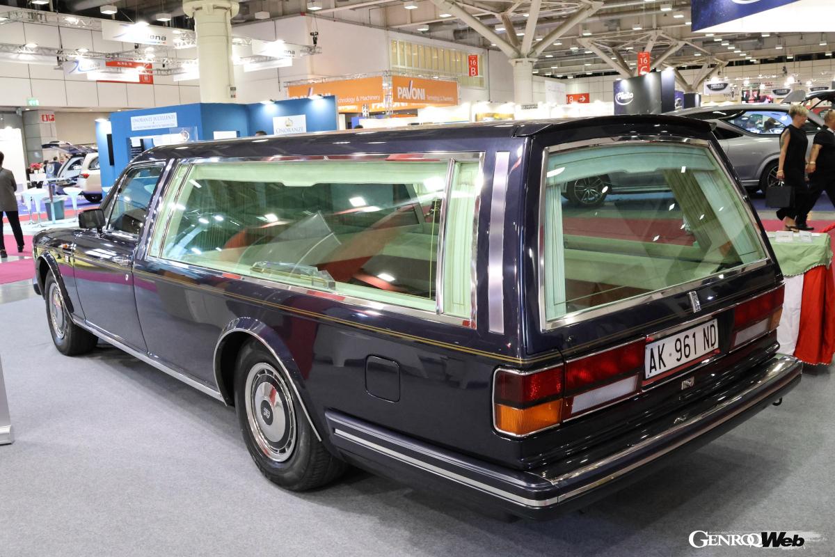 葬儀業者協会が展示した歴史車は、ロールス・ロイス・シルバースピリットをカロッツェリア「カザーレ」が改装した霊柩車。