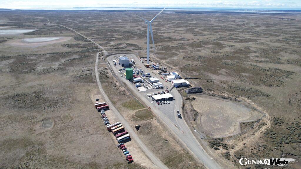 チリ南部のパタゴニア地方に建設された、ハル・オニのパイロットプラントは、安定した風量による風力発電に加えて、マゼラン海峡にも近く、ヨーロッパへの輸送にも適している。