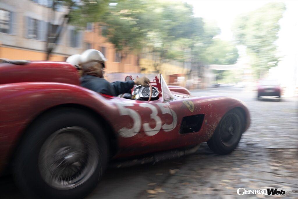 今回、公開された『フェラーリ』の場面写真。