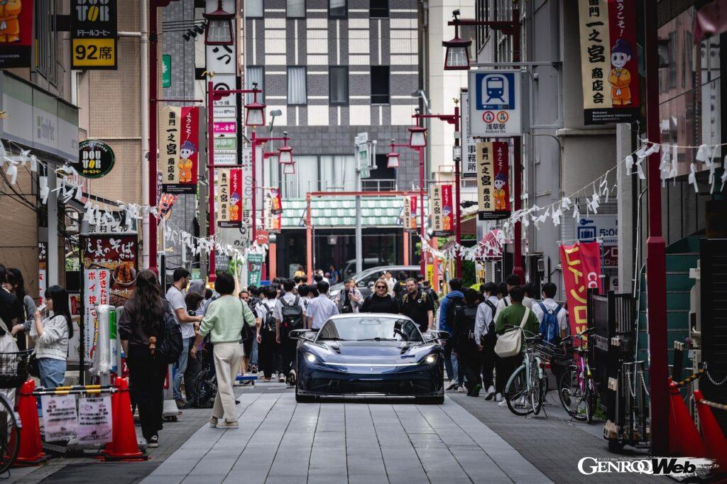 東京の街並みを疾走する、アウトモビリ・ピニンファリーナ バッティスタ チンクアンタチンクエ。