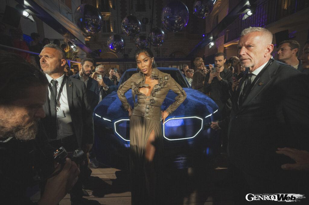 「ナオミ・キャンベルとコラボした「BMW XM ミスティーク アリュール」が纏うウルトラマリンのベルベット」の15枚目の画像
