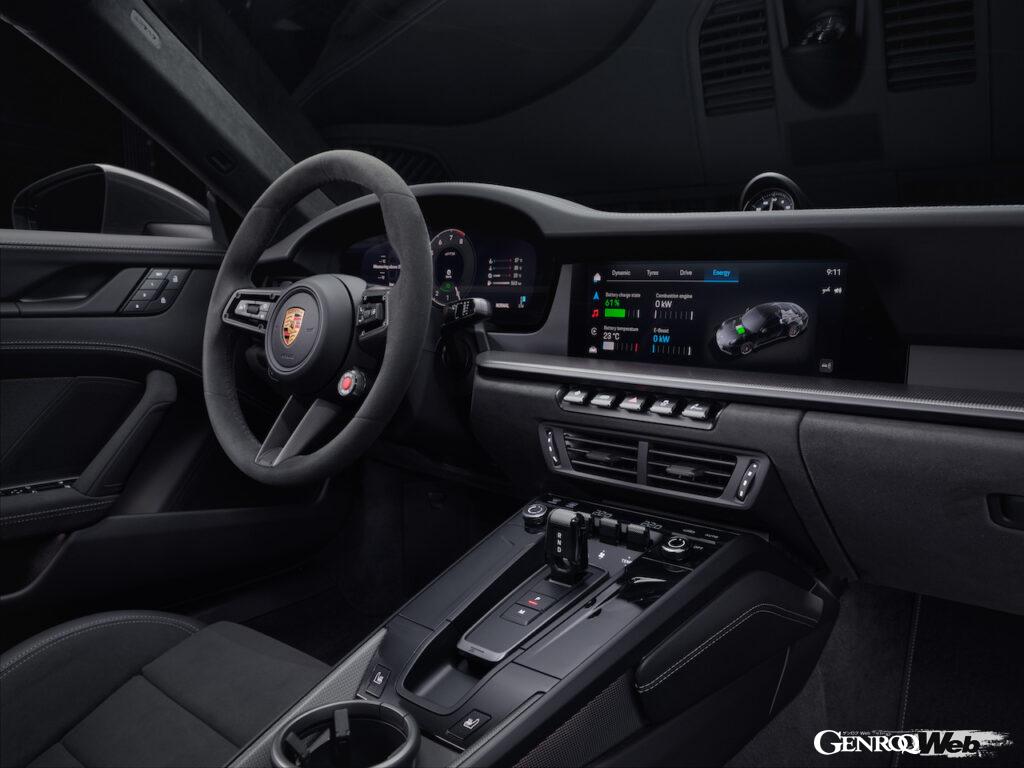 ハイブリッドパワートレインを搭載する、新型「ポルシェ 911 GTS」のインテリア。
