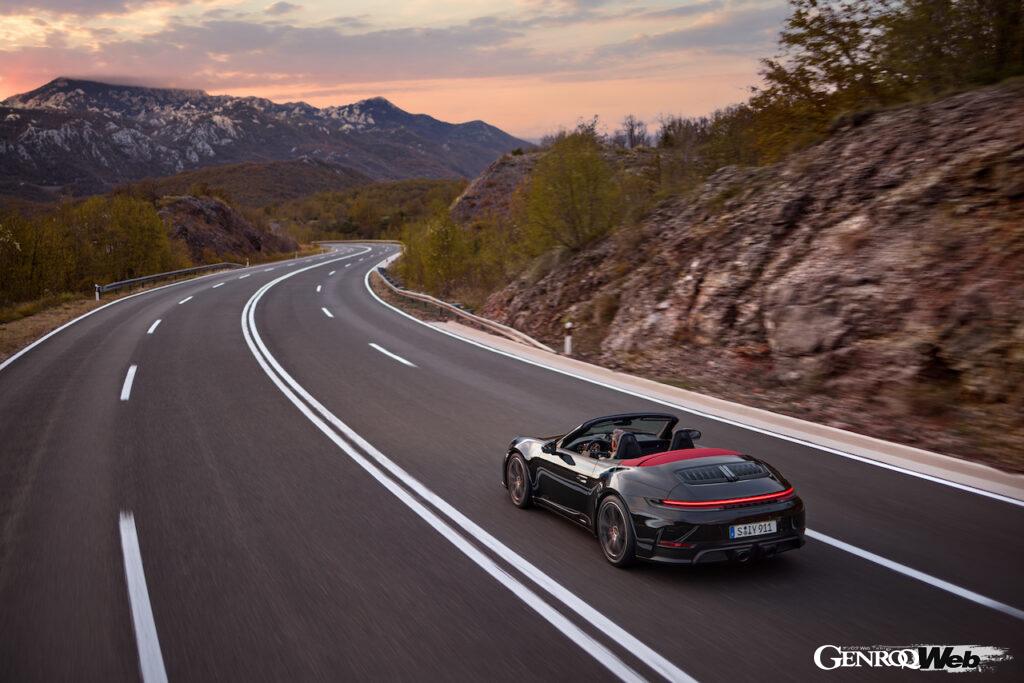 ハイブリッドパワートレインを搭載する、新型「ポルシェ 911 GTS カブリオレ」の走行シーン。