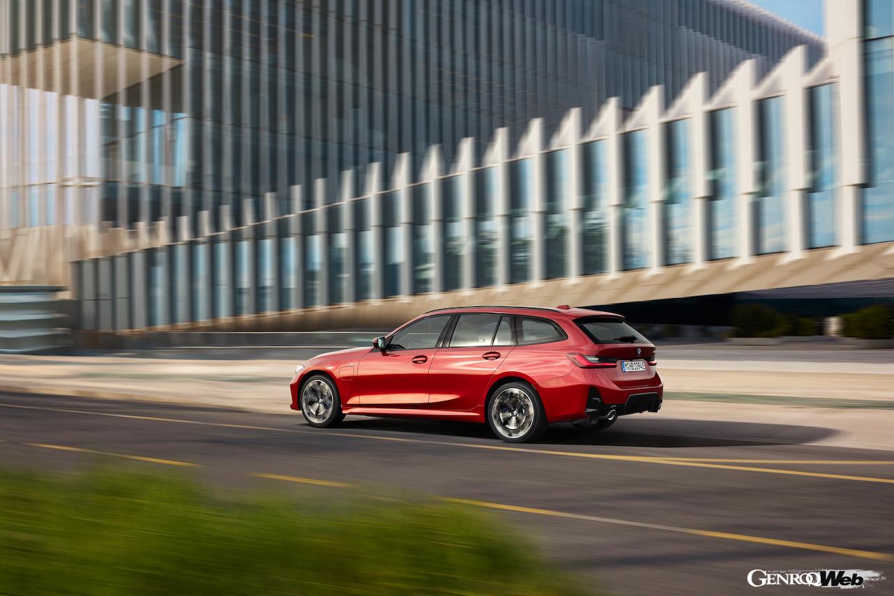 「改良新型「BMW 3シリーズ セダン」「3シリーズ ツーリング」が登場「内外装をアップデート」「EVモード航続距離101km」」の15枚めの画像