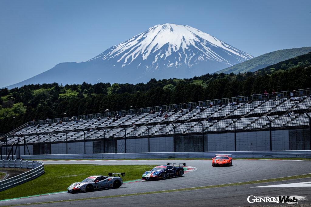 序盤はポールポジションのNobuhiro IMADAを、抜群のスタートを見せた昨年のチャンピオンYudai UCHIDAが1コーナーでオーバーテイク。フェラーリ・ジャパンのスカラシップで参戦した若武者のYugo IWASAWAが3位で2台を追う展開。