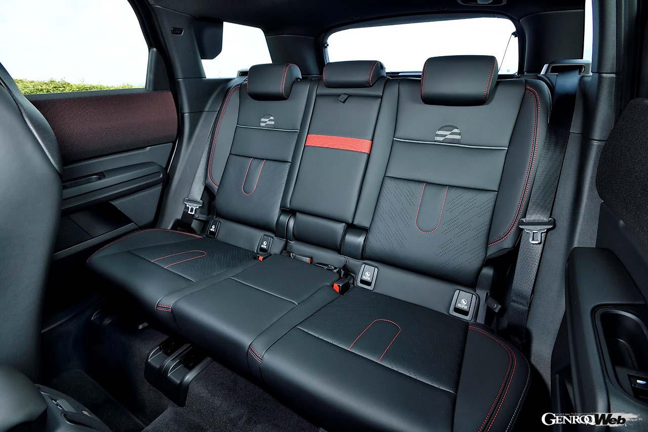 JCWのインテリア。専用スポーツシートはニット・テキスタイルと合成皮革「ベスキン」のコンビとなる。ほぼBMW X1並みになったボディサイズもあり、室内空間は余裕を感じるほど。