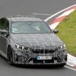 BMW M5の新型が、ニュルブルクリンクで高速テストを行う様子をカメラが捉えた。
