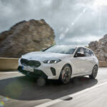 2024年10月から欧州で販売スタートする、新型「BMW 1シリーズ」の走行シーン。