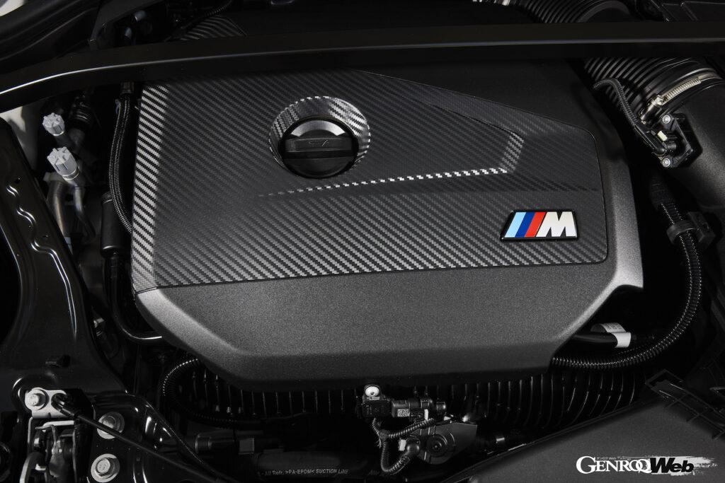 新型1シリーズは、2種類のガソリンエンジンと2種類のディーゼルエンジンをラインナップ。パフォーマンス仕様の「BMW M135 xDrive」は、最高出力304PSを発揮する2.0リッター直列4気筒Mツインパワーターボ・ガソリンエンジンを搭載する。