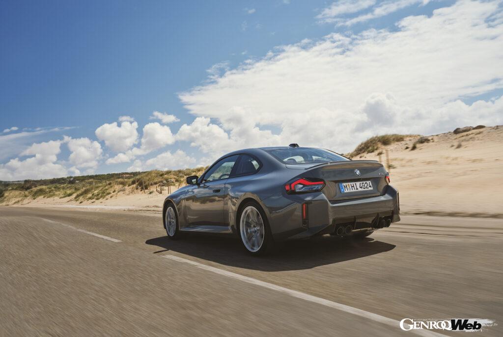 内外装やパワーユニットをアップデートした新型「BMW M2」の走行シーン。