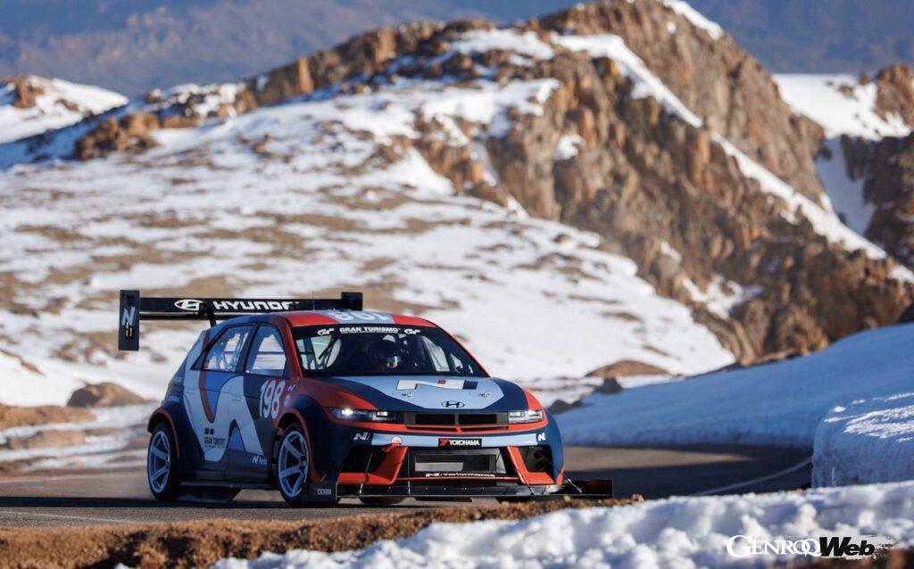 WRCで活躍するダニ・ソルドが「アイオニック 5 N TA スペック」でパイクスに初参戦。9分30秒852のタイムで、エキシビションクラス優勝を達成した。
