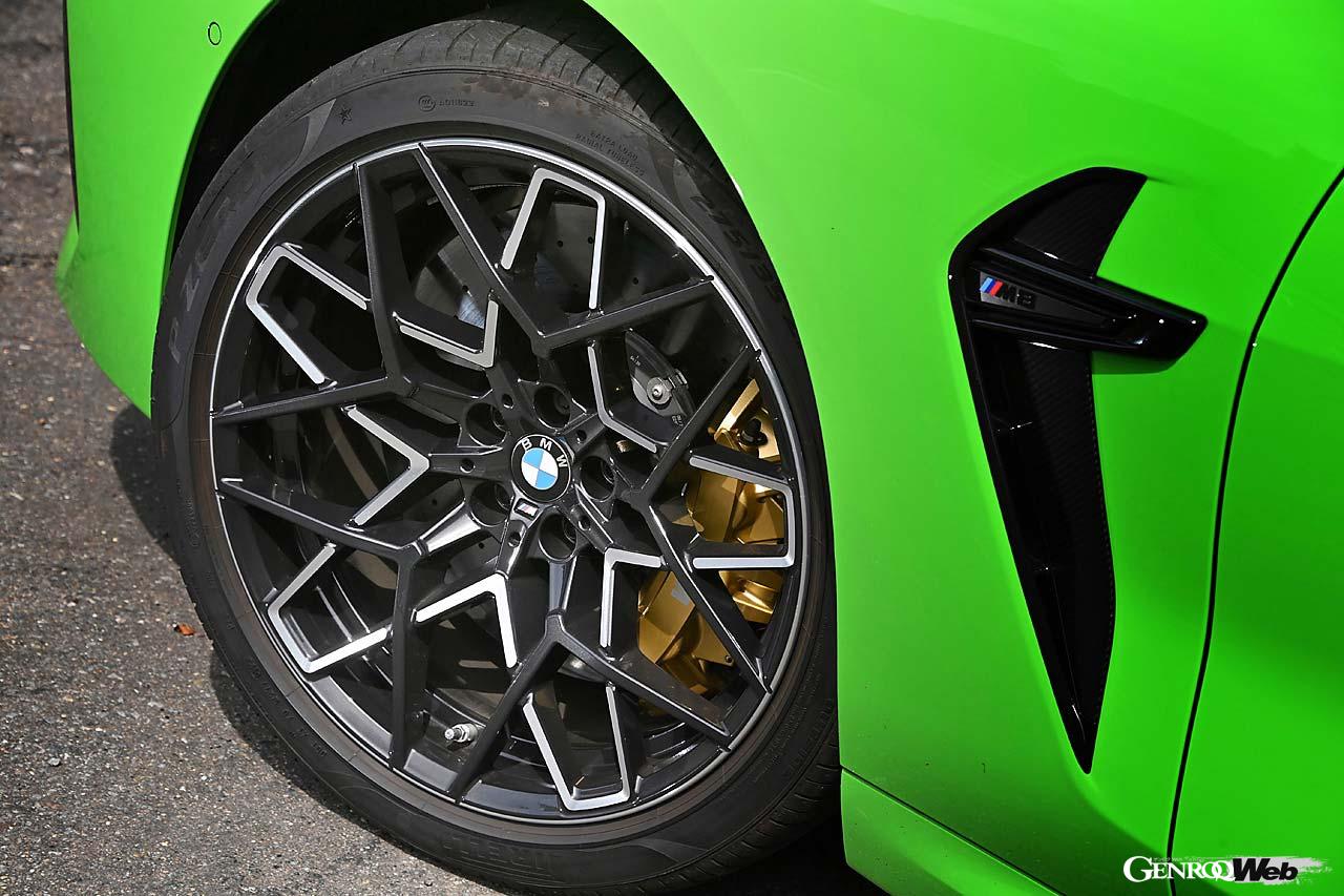 現在、スポーツ系BMWの最高峰として君臨するM8コンペティション。625PS/750Nmを路面に伝えるのはこちらもAWDで、搭載される「M xドライブ」はFRの俊敏性を重視しつつ、いざというときには4WDで安定性を担保する味付け。リヤにはアクティブデフも組み込まれる。インテリアはこちらもラグジュアリーな仕立て。試乗車のカーボンセラミックブレーキ、カーボン製エクステリアパーツはオプションで、それぞれ120万5000円、73万9000円。