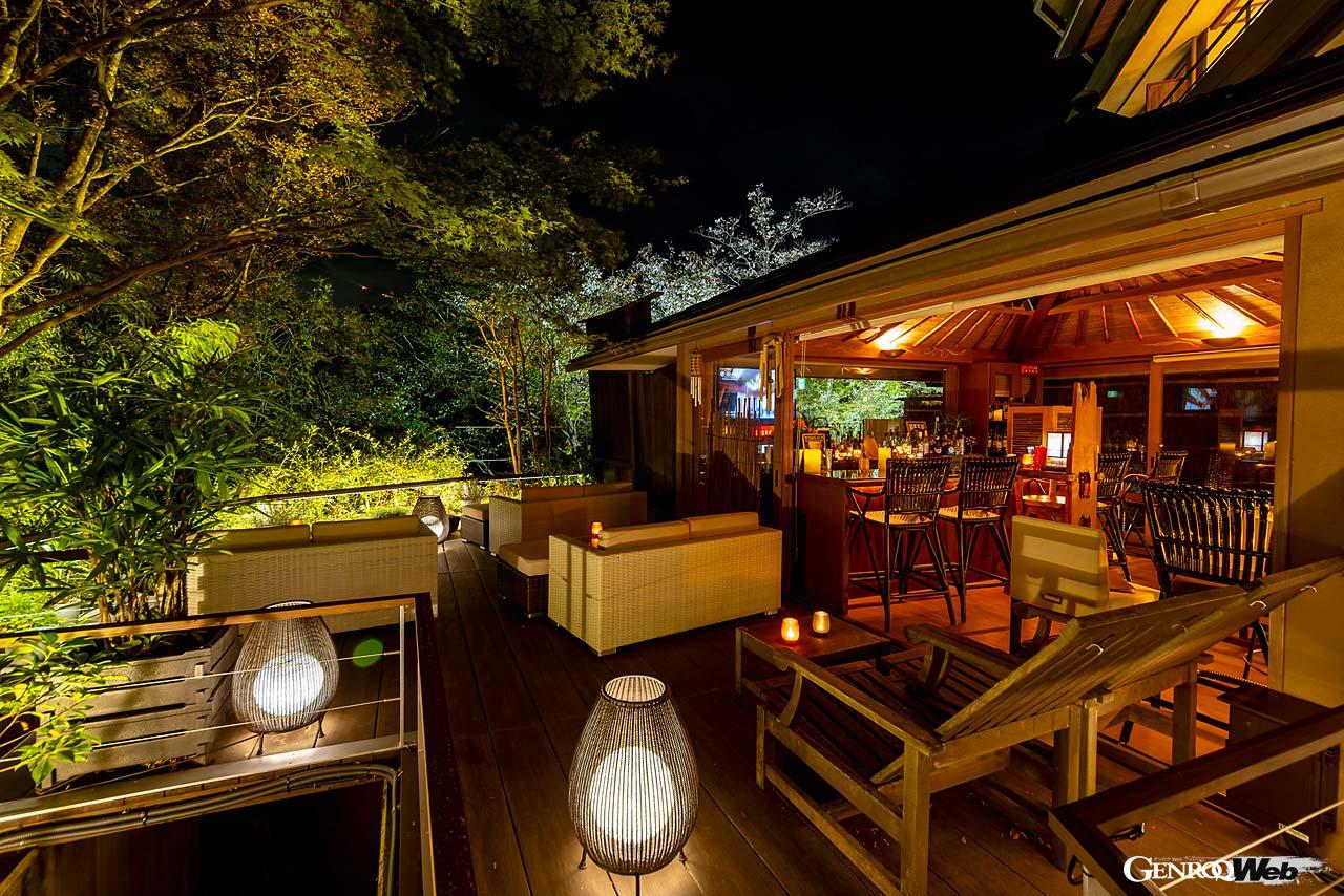 ガーデンラウンジ「明星」は開放感溢れる作りで、箱根の自然を堪能しながらドリンクを味わえる。