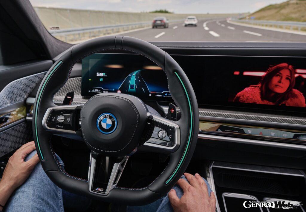 レベル3の自動運転機能「BMWパーソナル・パイロット L3」は、60km/h以下の状況において、道路から視線を離し、様々な活動を行うことが可能となる。