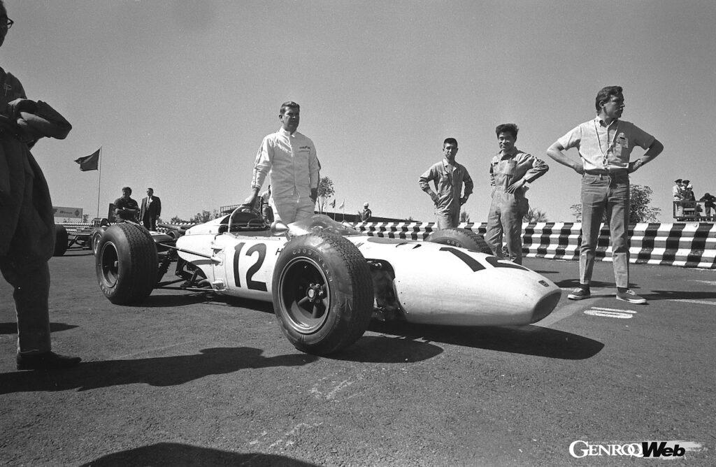 ホンダのF1参戦を記念し、1965年のメキシコGPで初勝利をホンダにもたらした、「ホンダ RA272」がデモンストレーションランを披露する。