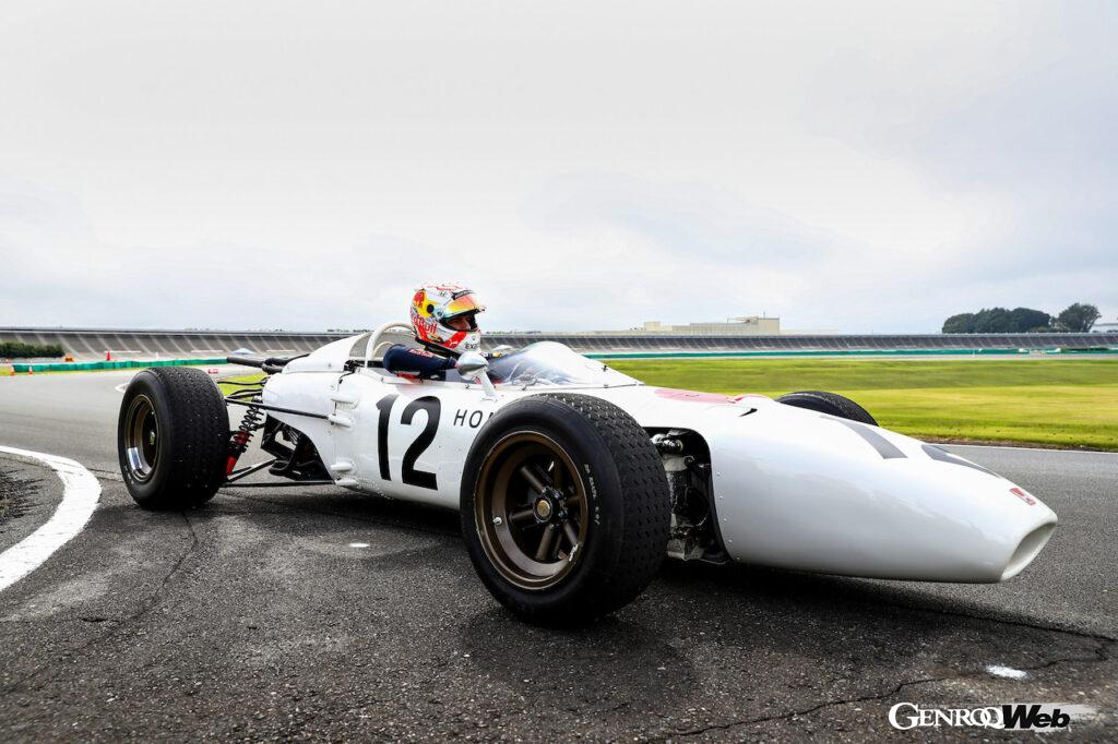 現在、唯一の日本人ドライバーとしてF1に参戦する角田裕毅が、今年のグッドウッドにおいて「ホンダ RA272」をドライブする。