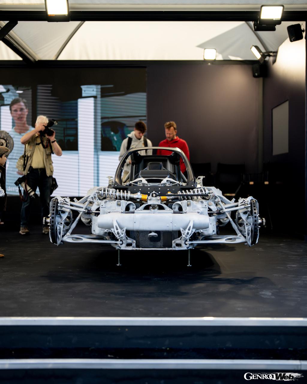 「グッドウッドのヒルクライムで最高出力1250PSのタンデム型ハイパーカー「ジンガー 21C」が市販車最速タイムをマーク【動画】」の14枚めの画像
