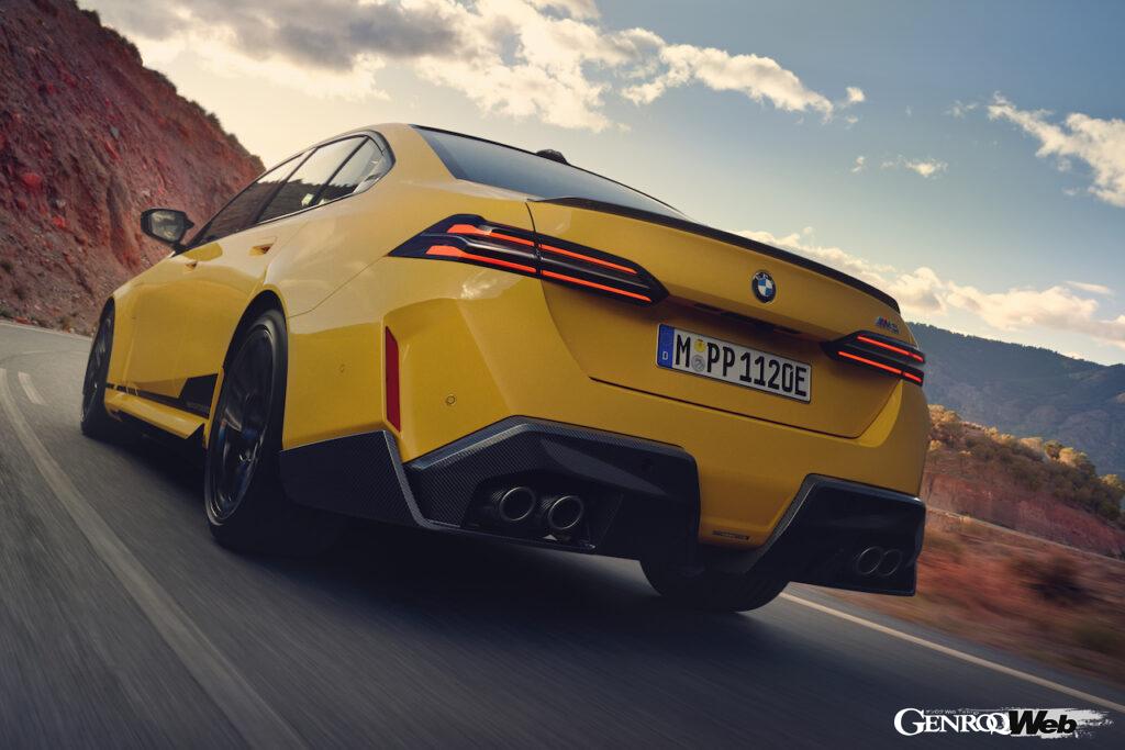 「新型「BMW M5」に早くもMパフォーマンスパーツ登場「迫力のカーボン製エクステリア」」の1枚目の画像