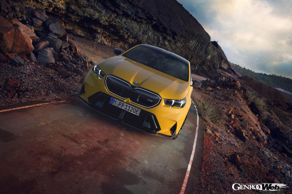 「新型「BMW M5」に早くもMパフォーマンスパーツ登場「迫力のカーボン製エクステリア」」の3枚目の画像