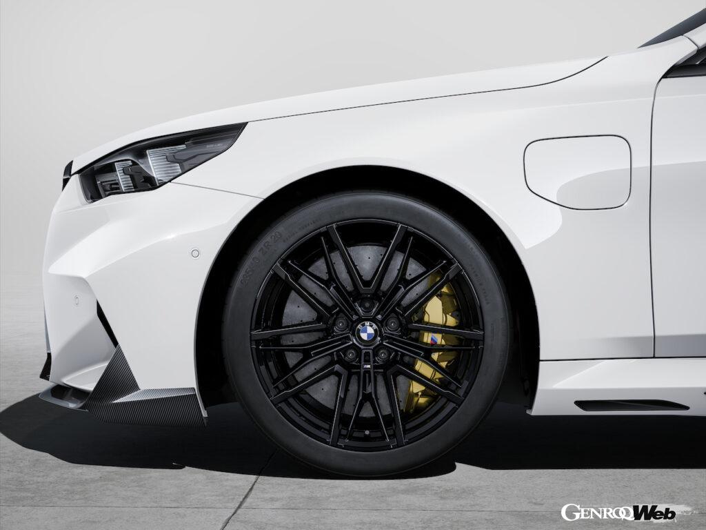 「新型「BMW M5」に早くもMパフォーマンスパーツ登場「迫力のカーボン製エクステリア」」の17枚目の画像