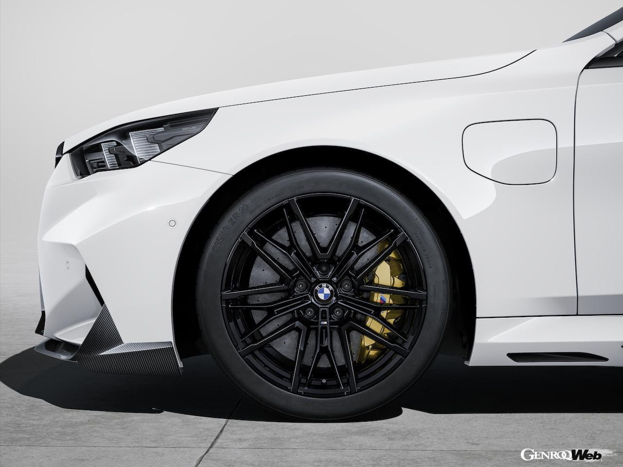 「新型「BMW M5」に早くもMパフォーマンスパーツ登場「迫力のカーボン製エクステリア」」の10枚めの画像