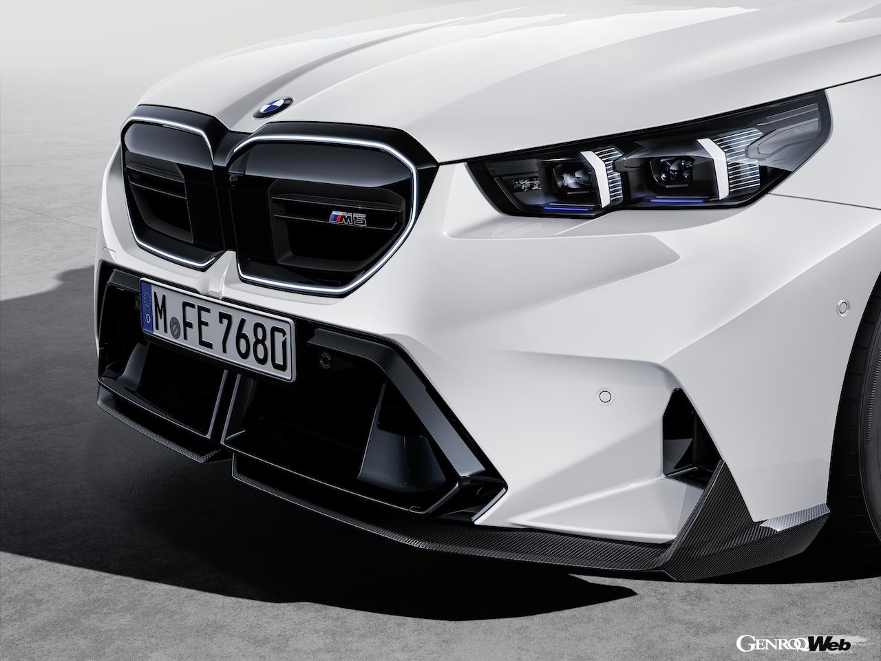 「新型「BMW M5」に早くもMパフォーマンスパーツ登場「迫力のカーボン製エクステリア」」の7枚めの画像