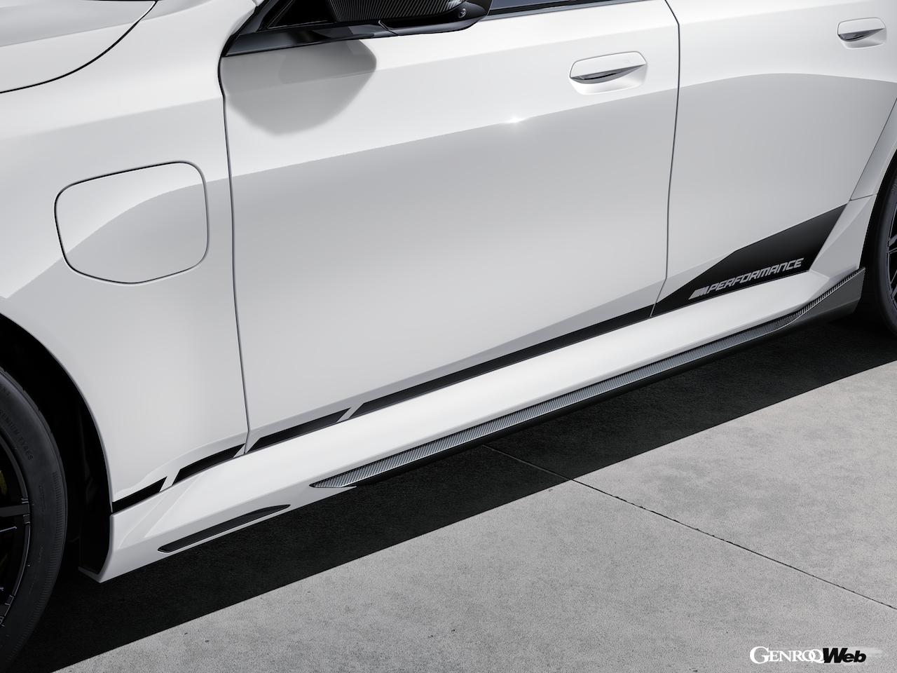 「新型「BMW M5」に早くもMパフォーマンスパーツ登場「迫力のカーボン製エクステリア」」の2枚めの画像
