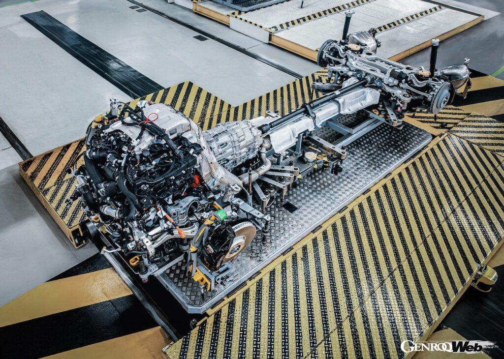 4.0リッターV型8気筒ツインターボエンジンと電気モーターを組み合わせた「ウルトラ・パフォーマンス・ハイブリット」を導入することで、現行の6.0リッターW型12気筒エンジン比較で100PSもパワーアップするという。