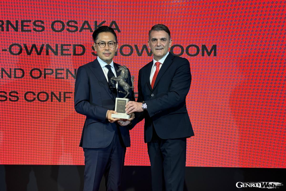 フェラーリ・ジャパンのドナート・ロマニエッロ代表取締役社長からコーンズ・モータースの林　誠吾CEOに記念のモニュメントが贈られた。